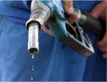 La proposta: tassare la benzina al posto dell’Rc Auto