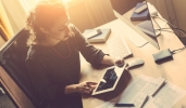 Smart working: una postura sbagliata può provocare mal di schiena e torcicollo Smart working: una postura sbagliata può provocare mal di schiena e torcicollo