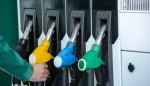 Aumento benzina: un italiano su due usa meno l’auto Aumento benzina: un italiano su due usa meno l’auto