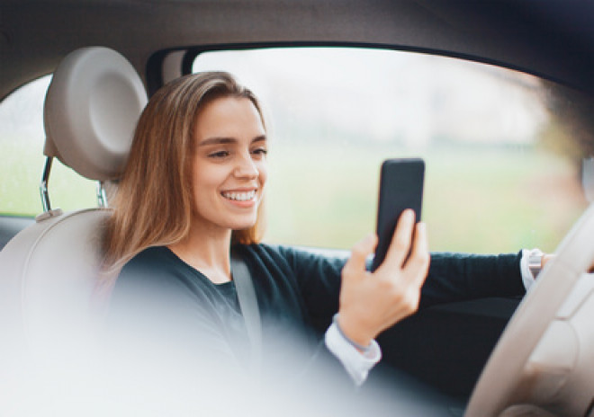 Uso del cellulare alla guida: regole e possibili sanzioni per l'RC auto