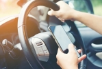 Cellulare alla guida: sospensione della patente dalla prima infrazione Cellulare alla guida: sospensione della patente dalla prima infrazione