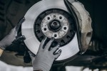 Spia dei freni accesa: come risolvere il problema e quali sono le cause principali Spia dei freni accesa: come risolvere il problema e quali sono le cause principali