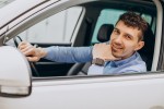 Quali sono i rischi di guidare con un braccio fuori dal finestrino Quali sono i rischi di guidare con un braccio fuori dal finestrino