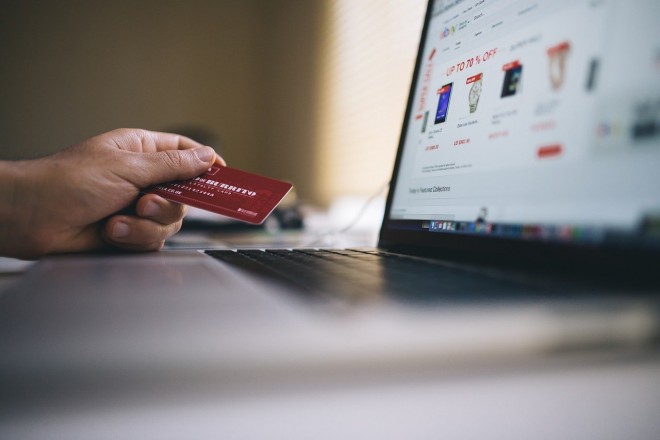 E-commerce: 5 su 6 lo usano almeno una volta mese E-commerce: 5 su 6 lo usano almeno una volta mese