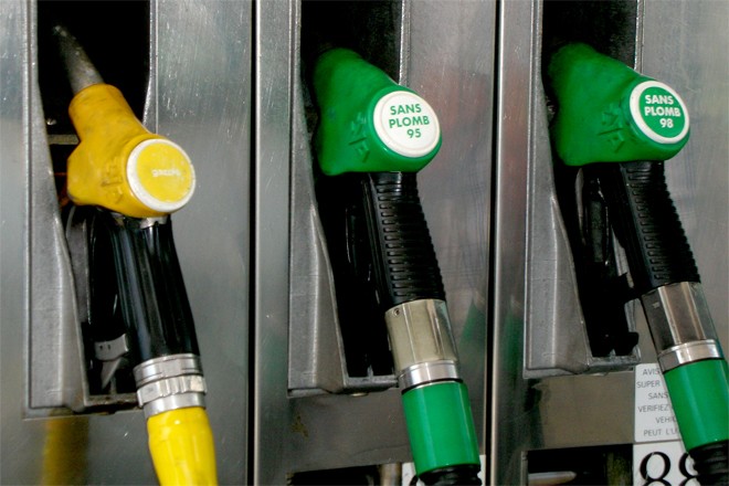 Pieno benzina, dal 1° aprile ripristinate le commissioni per chi paga con carta di credito o bancomat