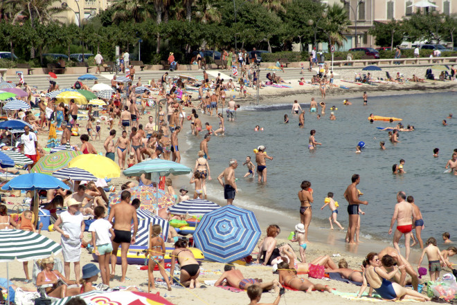 Spiaggia libera: più di 1 italiano su 2 è favorevole alla prenotazione Spiaggia libera: più di 1 italiano su 2 è favorevole alla prenotazione