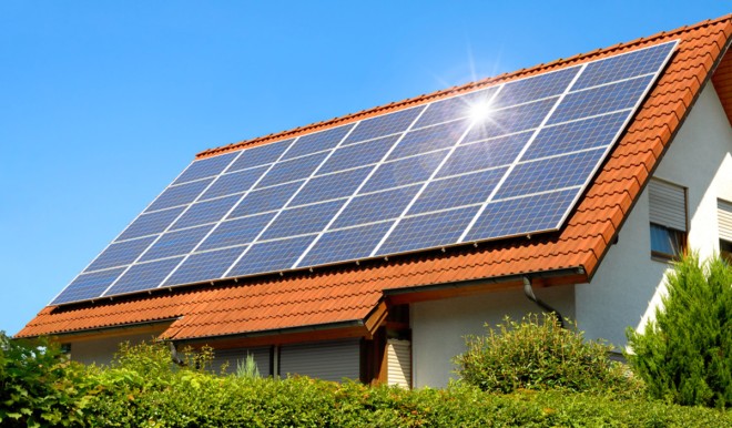 Energia verde: iter burocratici al minimo e obbligo di pannelli solari sugli edifici