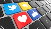 Sette italiani su 10 attivi sui social: in aumento sul 2020 Sette italiani su 10 attivi sui social: in aumento sul 2020