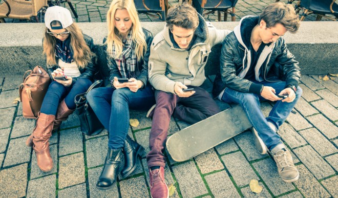 Cellulari: ecco quando li usiamo in modo maleducato Cellulari: ecco quando li usiamo in modo maleducato