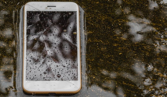 Telefono caduto in acqua: cosa fare?