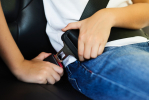 Cinture di sicurezza obbligatorie anche su auto ferme