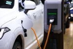 Strade che ricaricano le auto elettriche: a che punto siamo