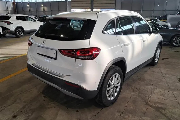 MERCEDES GLA