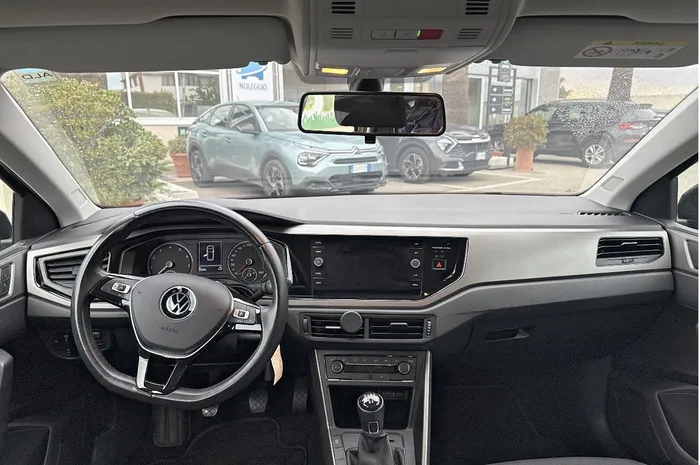 VOLKSWAGEN Polo