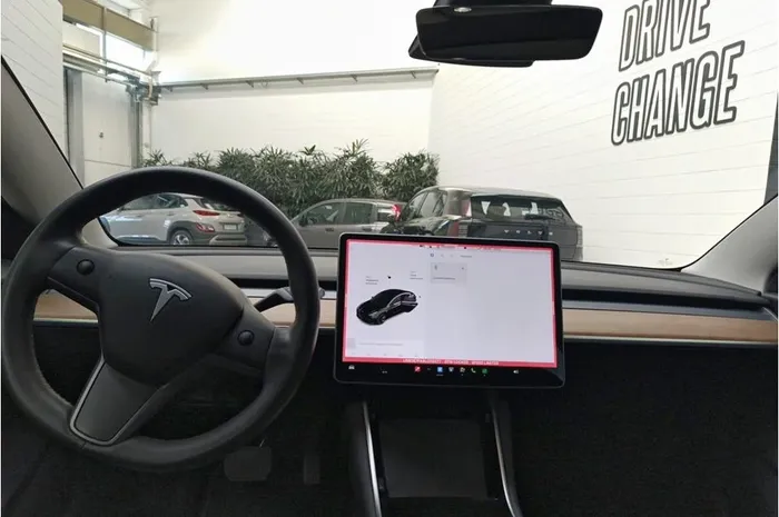 TESLA Model 3
