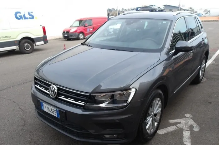 VOLKSWAGEN Tiguan