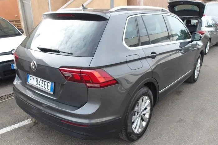 VOLKSWAGEN Tiguan