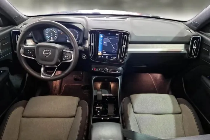 VOLVO XC40
