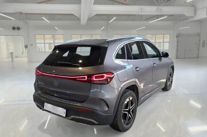 MERCEDES EQA