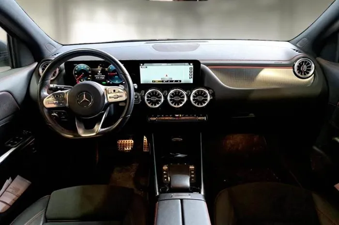 MERCEDES EQA
